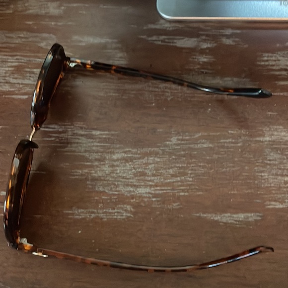 Oscar by Oscar del la Renta MOD 3080 215 brown tortoise sunglasses.